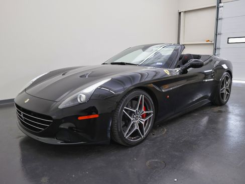 Used 2017 Ferrari California T image 8