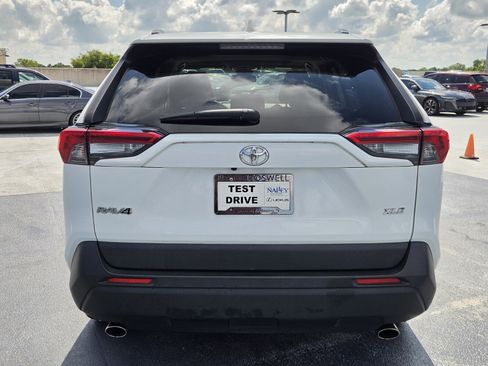Used 2019 Toyota RAV4 XLE Premium FWD image 4