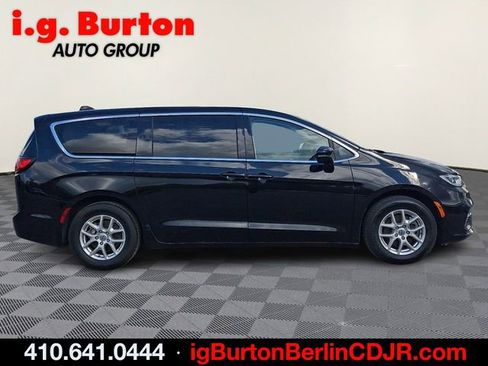 Used 2024 Chrysler Pacifica Touring-L FWD image 7
