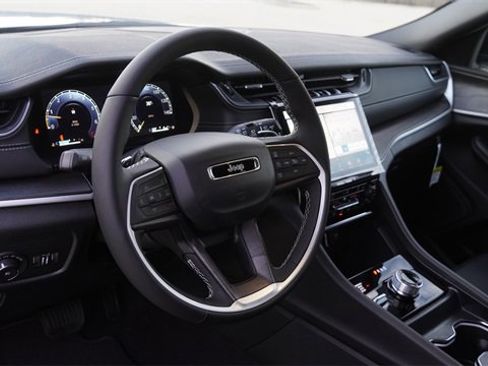 New 2025 Jeep Grand Cherokee Limited image 18