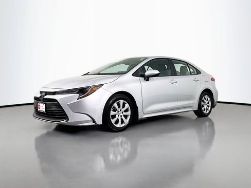 Certified 2025 Toyota Corolla LE FWD image 3