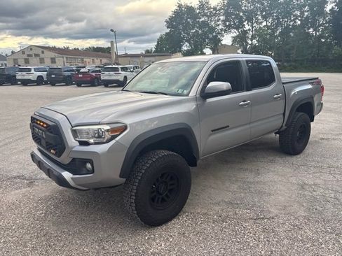 Used 2018 Toyota Tacoma TRD Off-Road w/ Technology Package AWD/4WD image 9