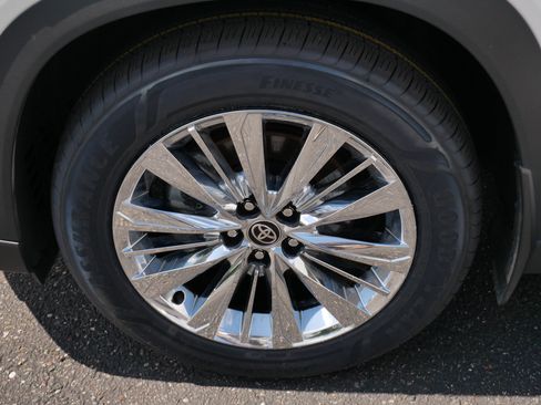 Certified 2024 Toyota Grand Highlander AWD image 15