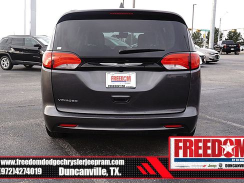 Used 2023 Chrysler Voyager LX image 4