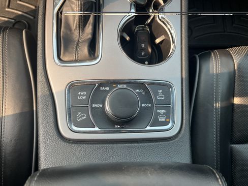 Used 2020 Jeep Grand Cherokee Overland AWD/4WD image 17