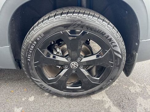 Certified 2025 Volkswagen Taos SE image 32