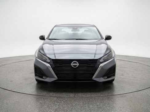 Used 2025 Nissan Altima 2.5 SV image 2