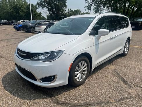 Used 2018 Chrysler Pacifica Touring-L FWD image 4
