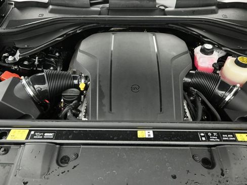 Used 2025 Land Rover Range Rover SV image 34