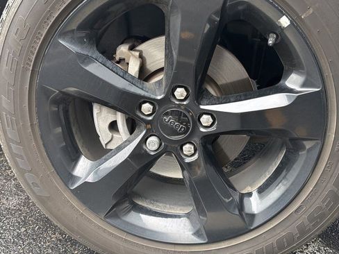 Used 2023 Jeep Grand Cherokee Altitude image 2