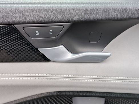 Used 2025 Volkswagen Tiguan SE R-Line image 12