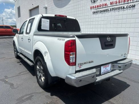 Used 2017 Nissan Frontier SL w/ Moonroof Package AWD/4WD image 6