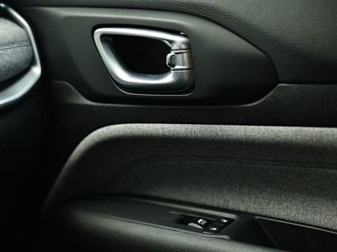 Used 2024 Jeep Compass Latitude image 40