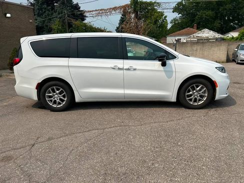 Used 2026 Chrysler Pacifica Select FWD image 4
