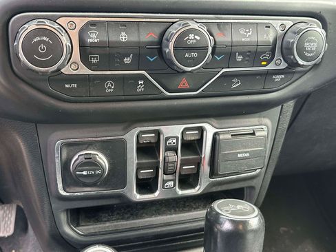 Used 2020 Jeep Wrangler Unlimited Sahara AWD/4WD image 24