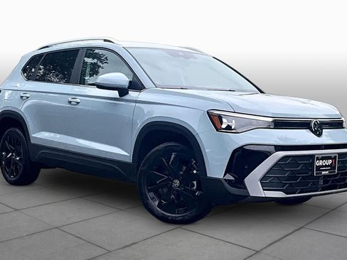 New 2026 Volkswagen Taos SE FWD image 2