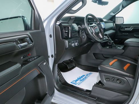 Used 2024 GMC Sierra 1500 AT4 w/ Technology Package AWD/4WD image 4
