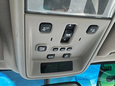 Used 2004 Lincoln Town Car Ultimate image 18