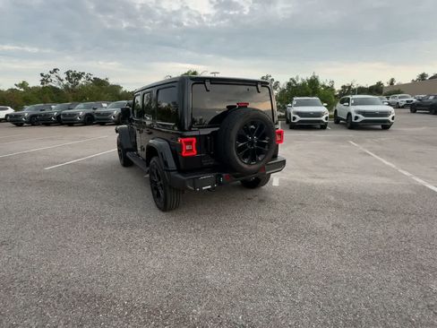Used 2025 Jeep Wrangler Unlimited Sahara AWD/4WD image 6