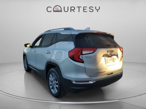 Used 2022 GMC Terrain SLT image 2