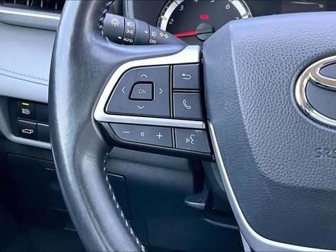 Used 2022 Toyota Highlander LE FWD image 22
