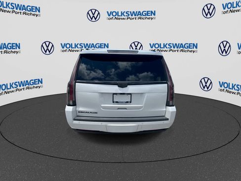 Used 2018 Cadillac Escalade ESV Luxury RWD image 13