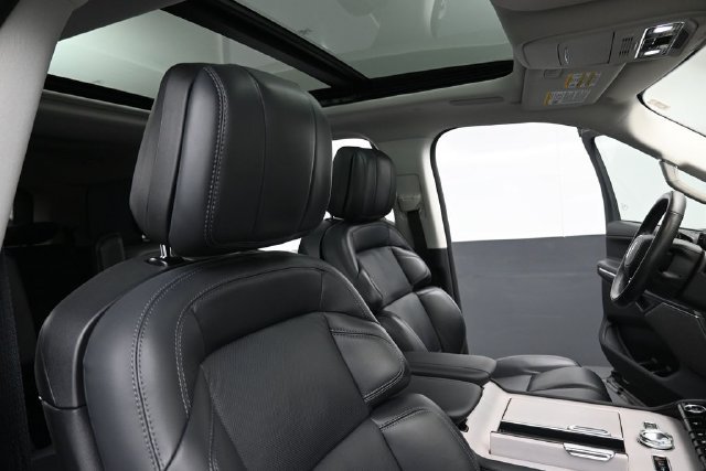 Certified 2025 Lincoln Navigator Reserve AWD/4WD image 32