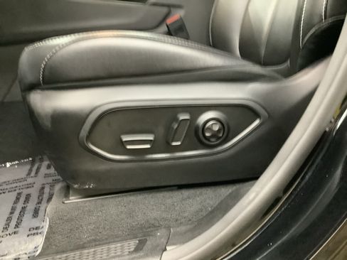 Used 2025 Jeep Grand Cherokee Limited w/ Black Appearance Package AWD/4WD image 13