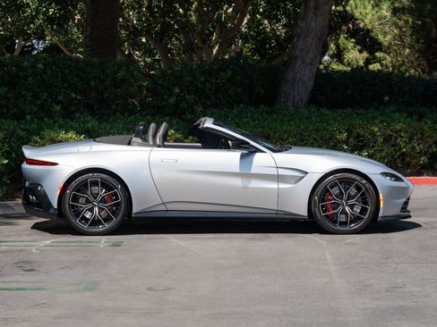 Used 2023 Aston Martin V8 Vantage Roadster image 28