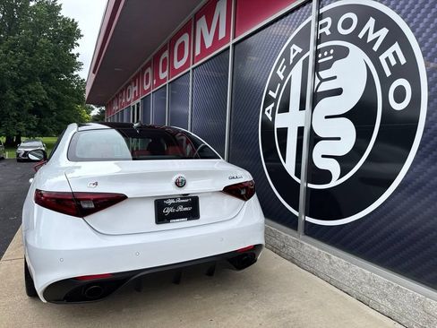 Used 2023 Alfa Romeo Giulia Veloce AWD/4WD image 12
