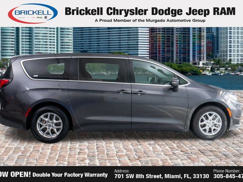 Used 2023 Chrysler Pacifica Touring-L FWD image 8