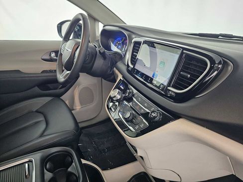 Used 2024 Chrysler Pacifica Touring-L FWD image 11