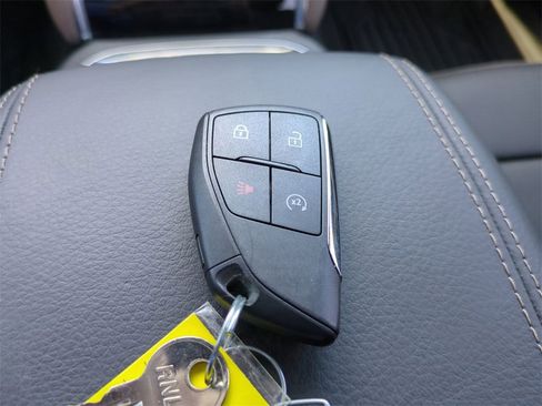 Used 2023 GMC Canyon Denali image 30