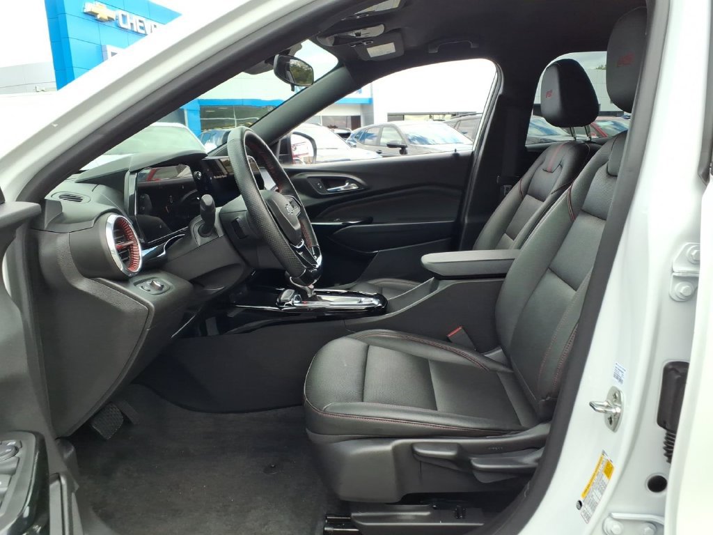 Used 2025 Chevrolet Trax RS w/ Driver Confidence Package FWD image 9