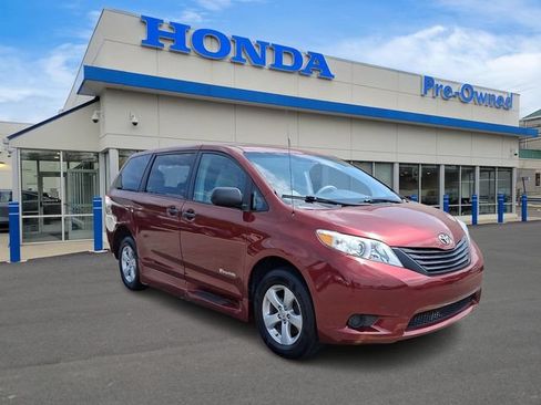 Used 2011 Toyota Sienna w/ Towing Pkg FWD image 3