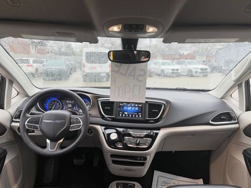 Used 2020 Chrysler Voyager Lxi FWD image 12