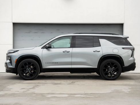 Used 2025 Chevrolet Traverse RS AWD/4WD image 2