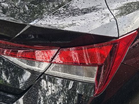 Used 2023 Hyundai Elantra SE FWD image 9