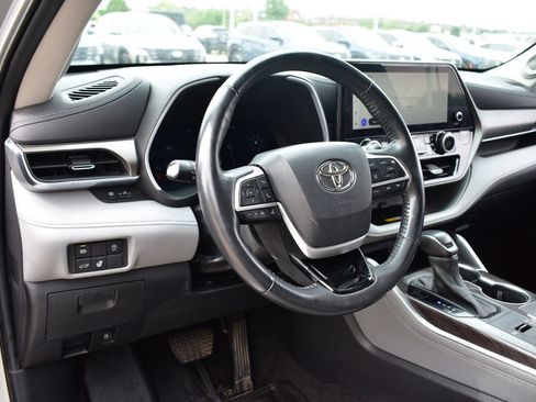 Used 2023 Toyota Highlander Limited FWD image 44