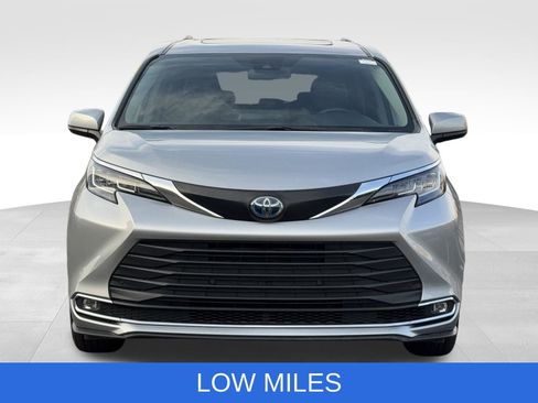 Used 2023 Toyota Sienna XLE FWD image 11