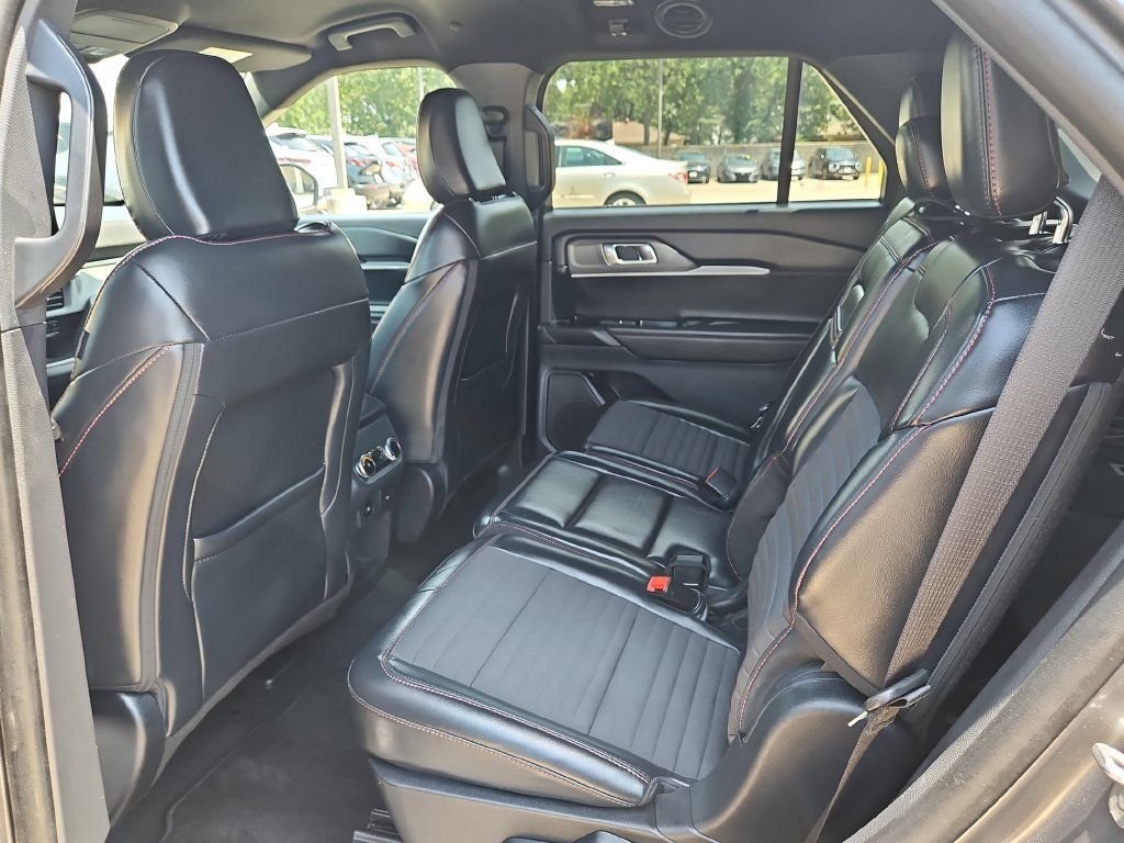 Used 2025 Ford Explorer ST-Line w/ ST-Line Street Pack AWD/4WD image 28