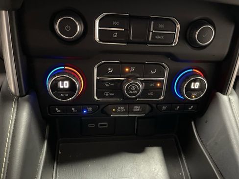 Used 2024 Chevrolet Suburban Premier image 34