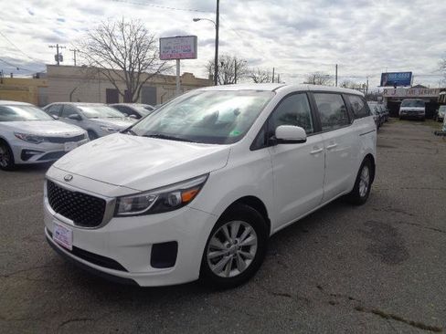 Used 2016 Kia Sedona L image 2
