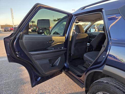 Used 2025 Nissan Pathfinder SV image 13