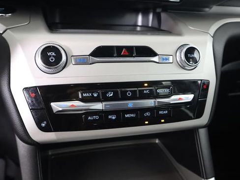 Used 2024 Ford Explorer XLT w/ Equipment Group 202A AWD/4WD image 50