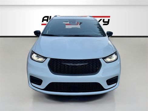 Used 2025 Chrysler Pacifica Limited image 2