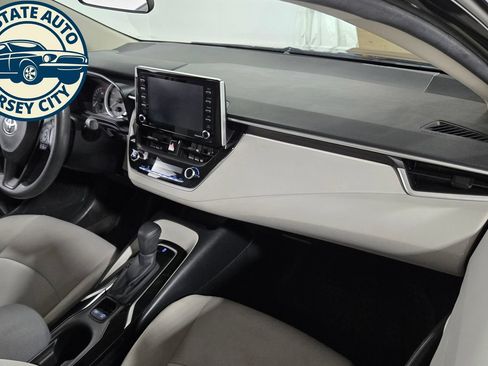 Used 2021 Toyota Corolla LE w/ LE Convenience Package FWD image 31