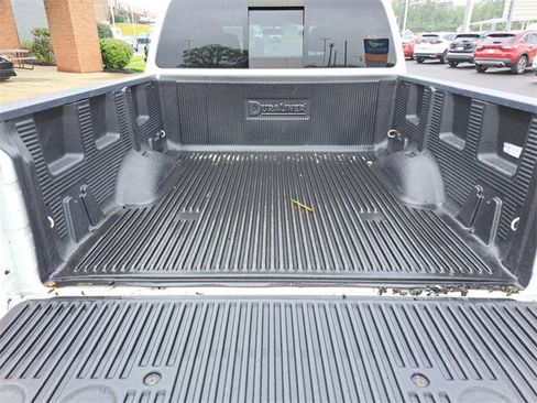 Used 2017 Nissan Titan SV image 21