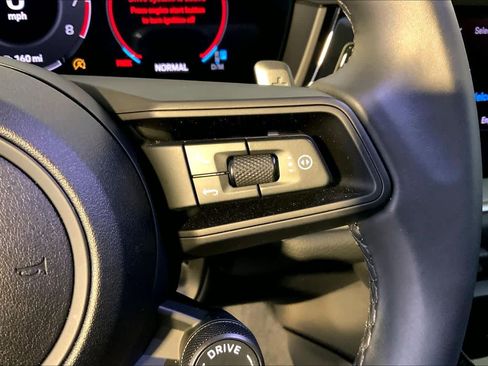 Used 2025 Porsche Cayenne image 28