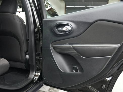 Used 2017 Jeep Cherokee Latitude w/ Safety/Convenience Group image 10